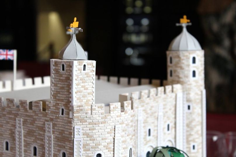 Incredible-London-landmarks-made-in-paper-by-members-of-the-Paper-Artist-Collective-59ef847df1f3d__880
